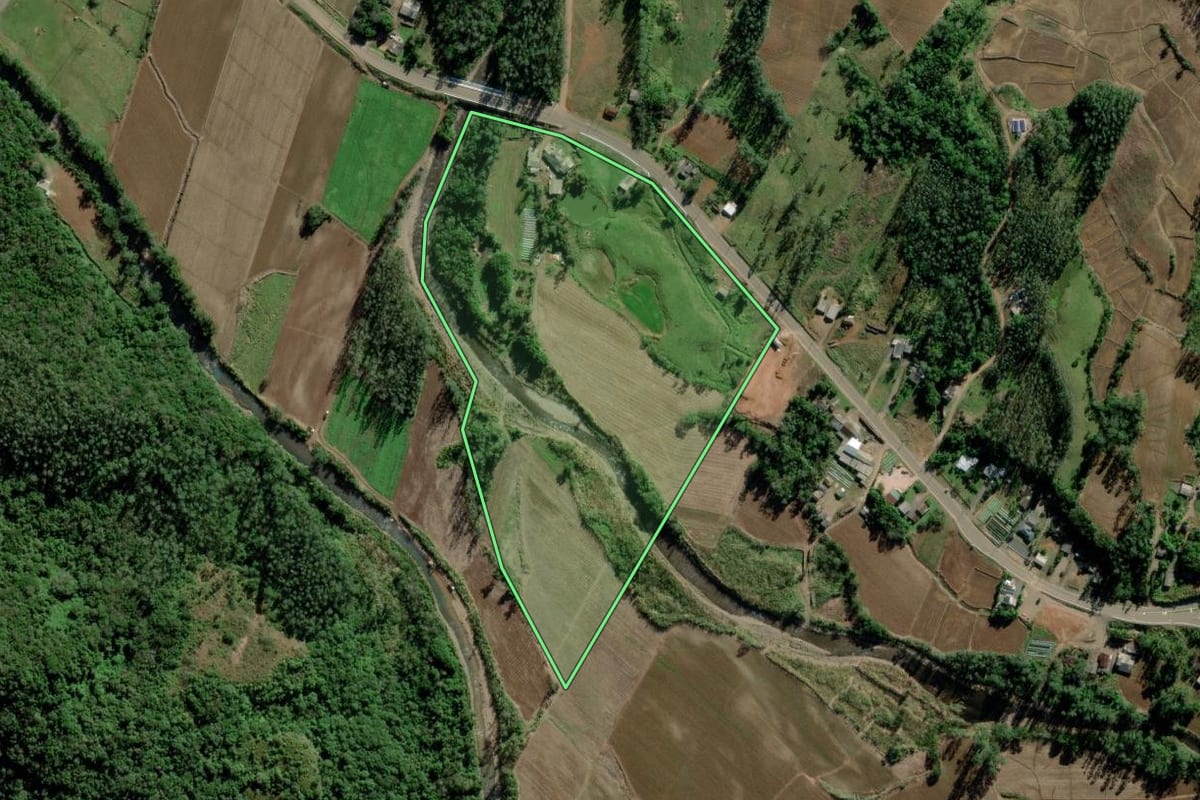 Imagem de satélite do imóvel rural em Timbé do Sul (SC), com o contorno declarado no CAR desenhado por cima.