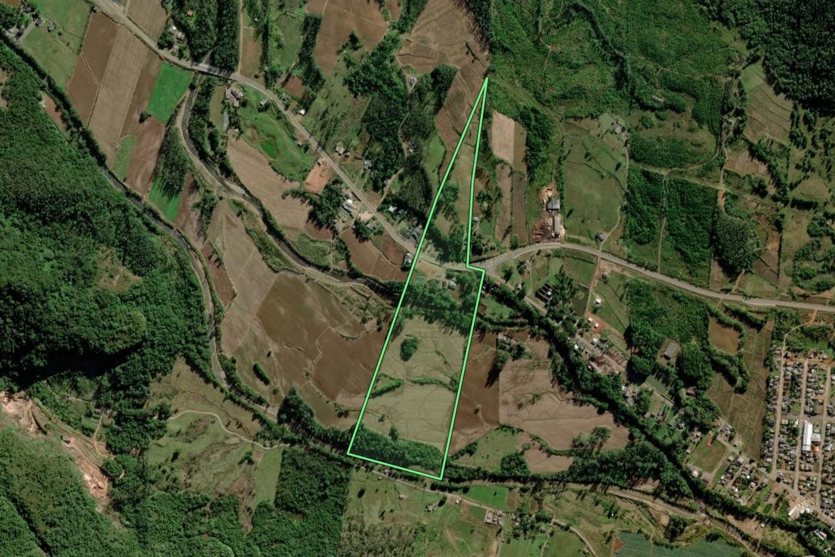 Imagem de satélite do imóvel rural em Timbé do Sul (SC), com o contorno declarado no CAR desenhado por cima.