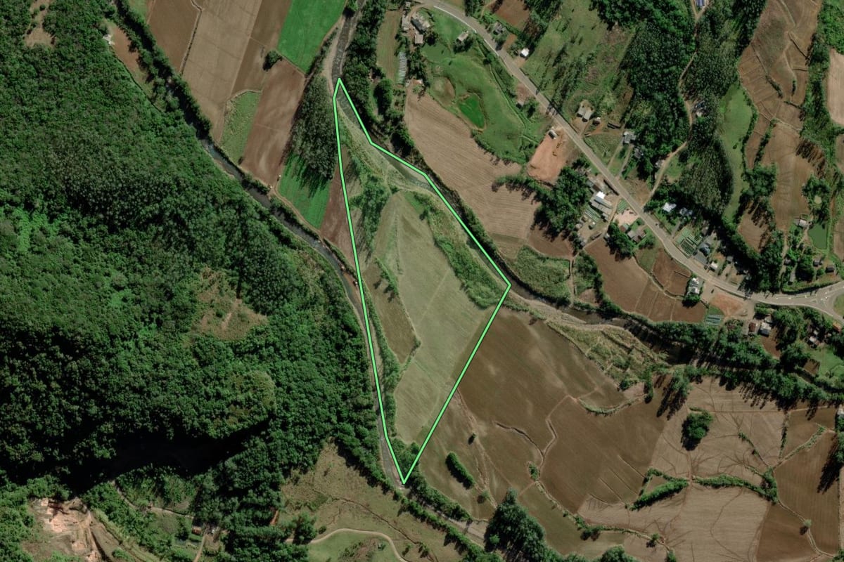 Imagem de satélite do imóvel rural em Timbé do Sul (SC), com o contorno declarado no CAR desenhado por cima.