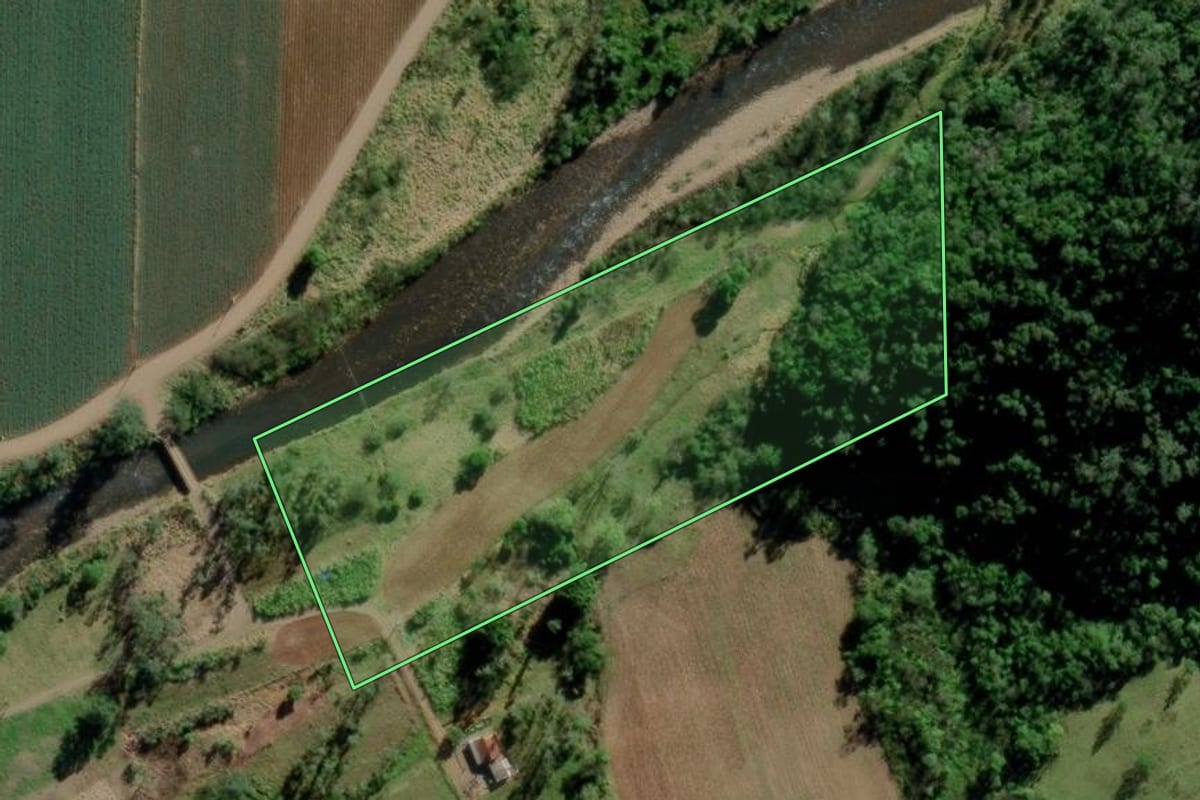 Imagem de satélite do imóvel rural em Timbé do Sul (SC), com o contorno declarado no CAR desenhado por cima.