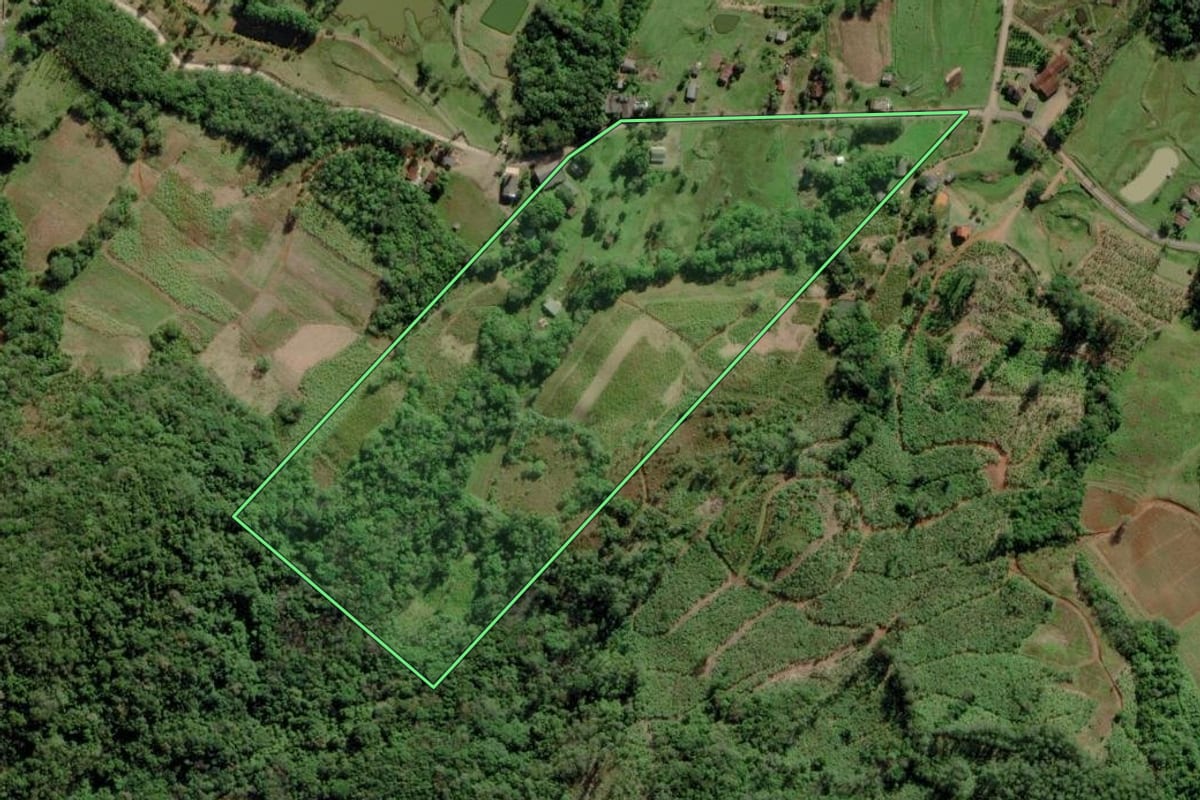 Imagem de satélite do imóvel rural em Timbé do Sul (SC), com o contorno declarado no CAR desenhado por cima.