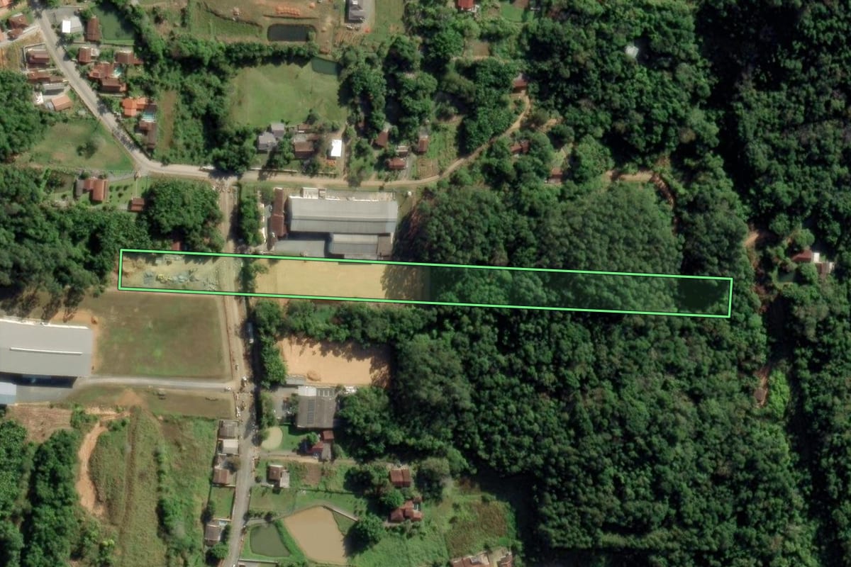 Imagem de satélite do imóvel rural em Timbó (SC), com o contorno declarado no CAR desenhado por cima.