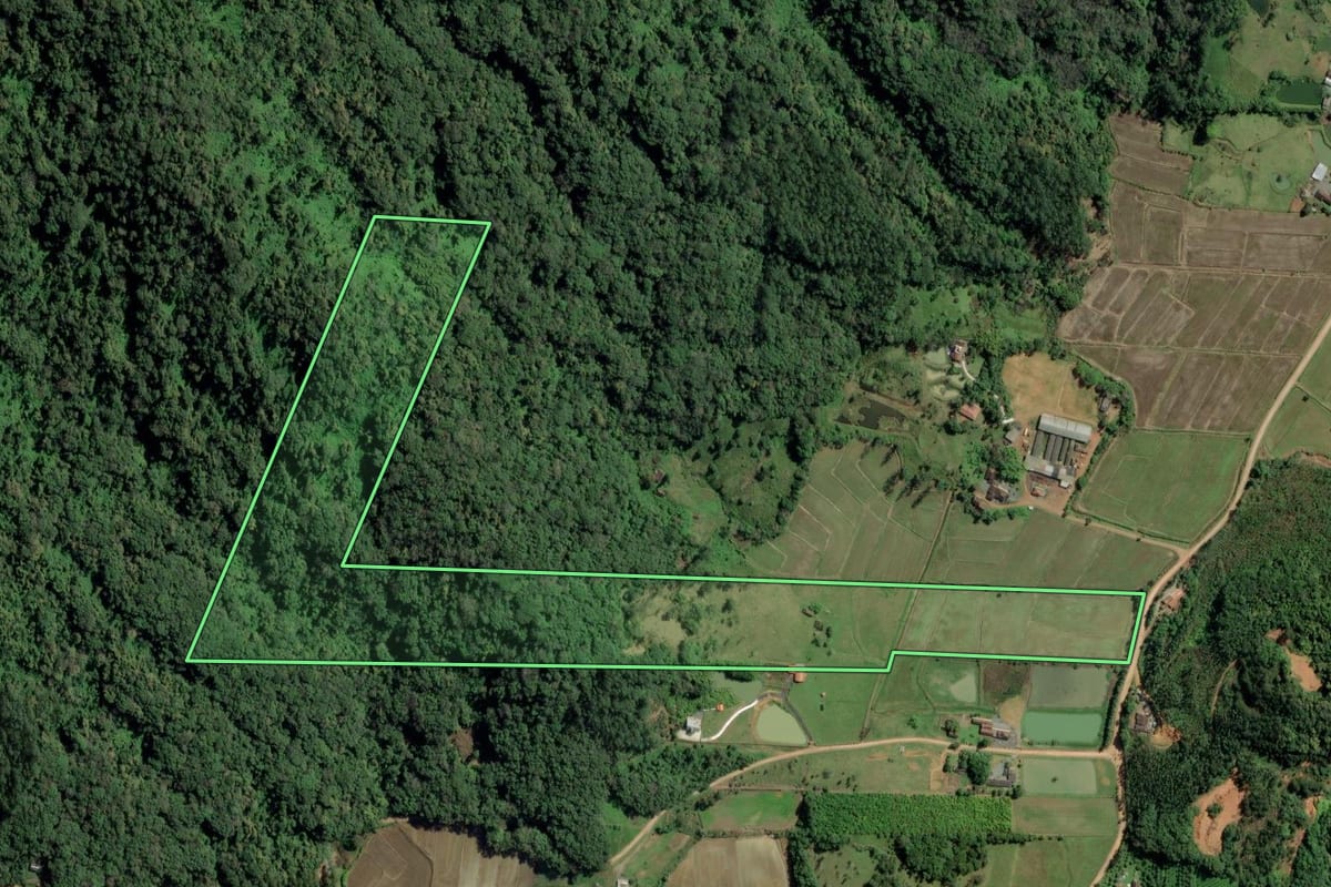Imagem de satélite do imóvel rural em Timbó (SC), com o contorno declarado no CAR desenhado por cima.