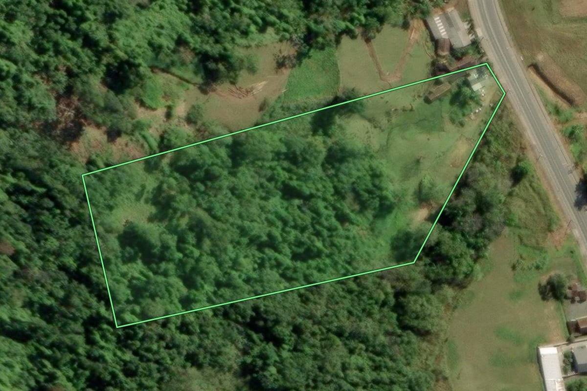 Imagem de satélite do imóvel rural em Timbó (SC), com o contorno declarado no CAR desenhado por cima.