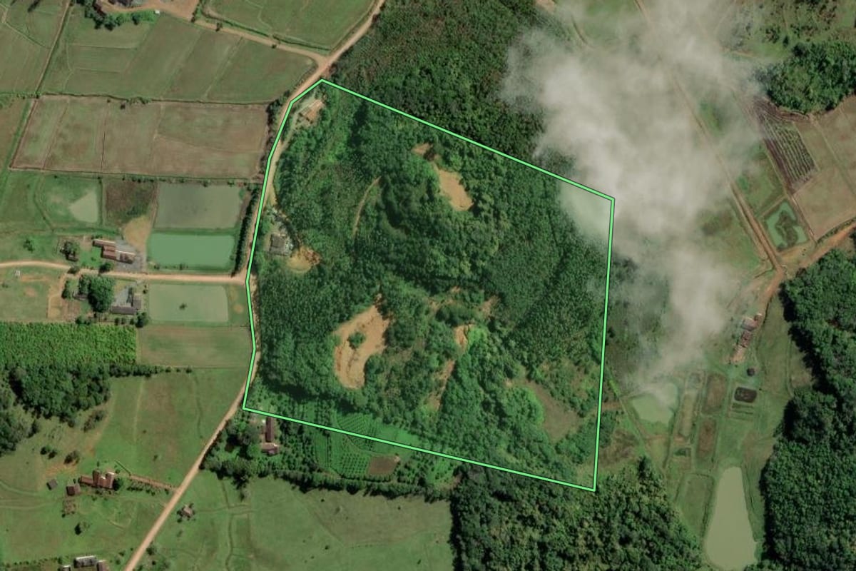 Imagem de satélite do imóvel rural em Timbó (SC), com o contorno declarado no CAR desenhado por cima.