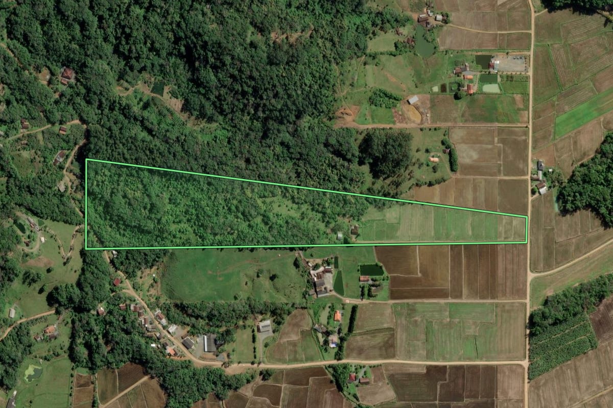 Imagem de satélite do imóvel rural em Timbó (SC), com o contorno declarado no CAR desenhado por cima.