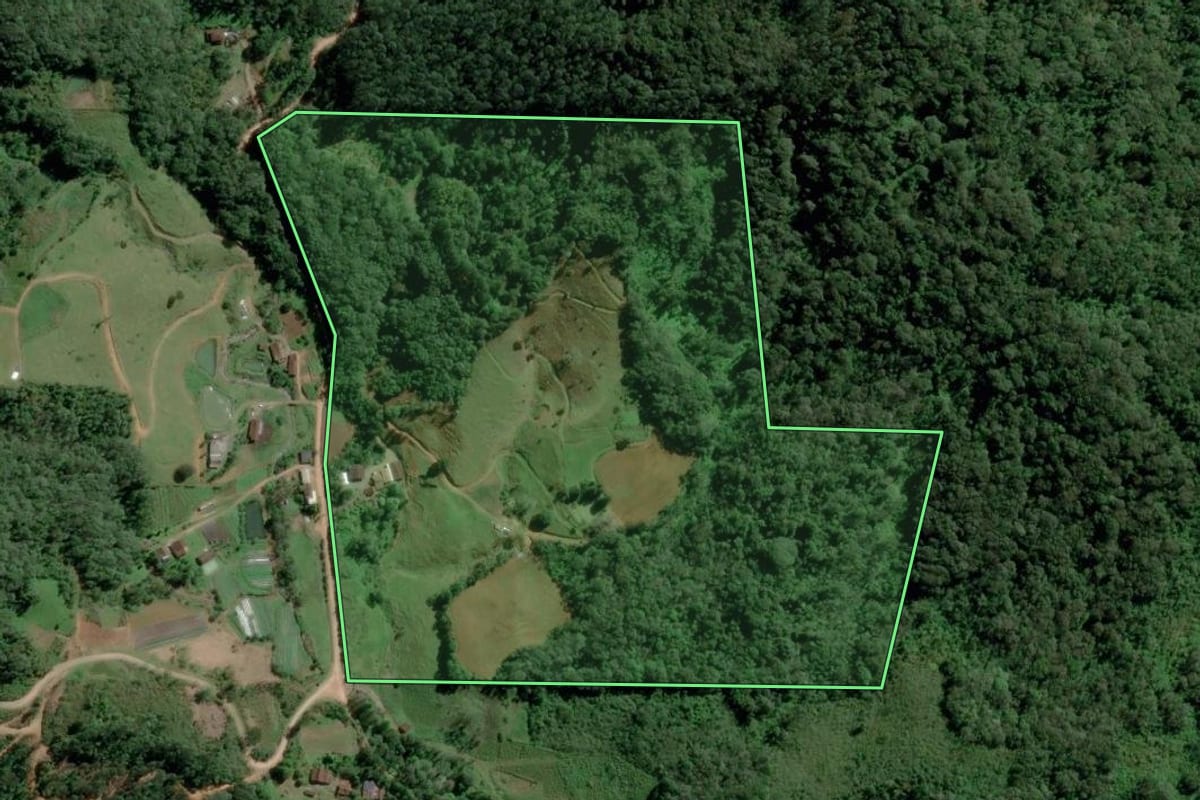 Imagem de satélite do imóvel rural em Timbó (SC), com o contorno declarado no CAR desenhado por cima.