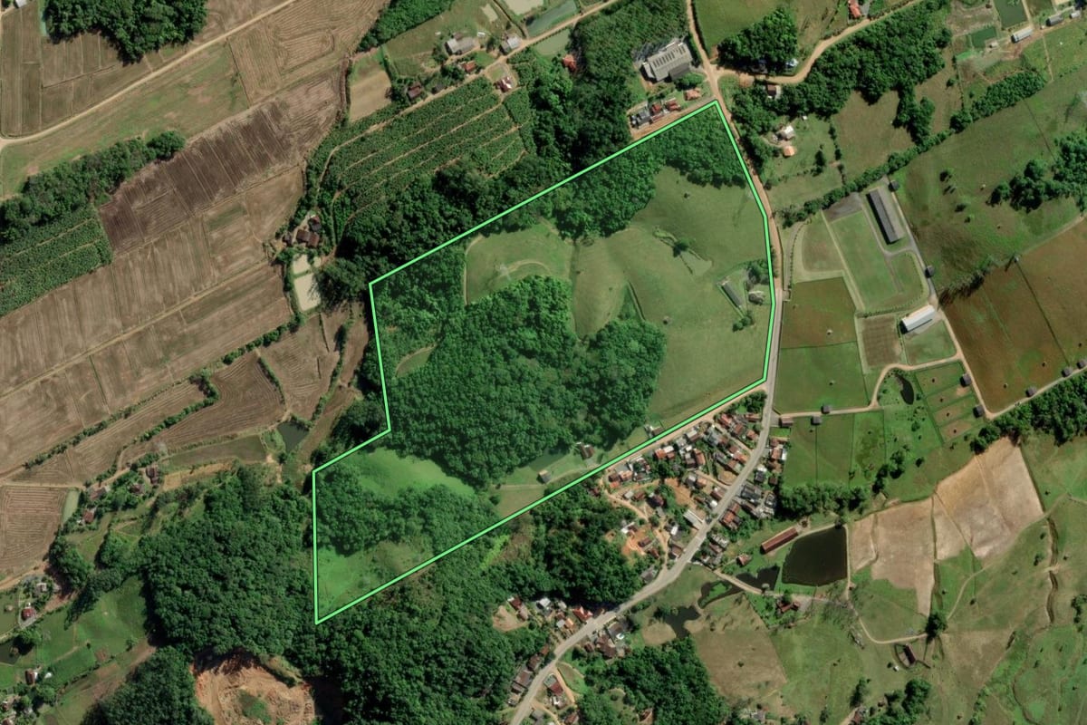 Imagem de satélite do imóvel rural em Timbó (SC), com o contorno declarado no CAR desenhado por cima.