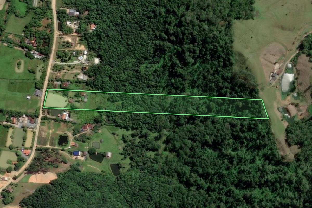 Imagem de satélite do imóvel rural em Timbó (SC), com o contorno declarado no CAR desenhado por cima.