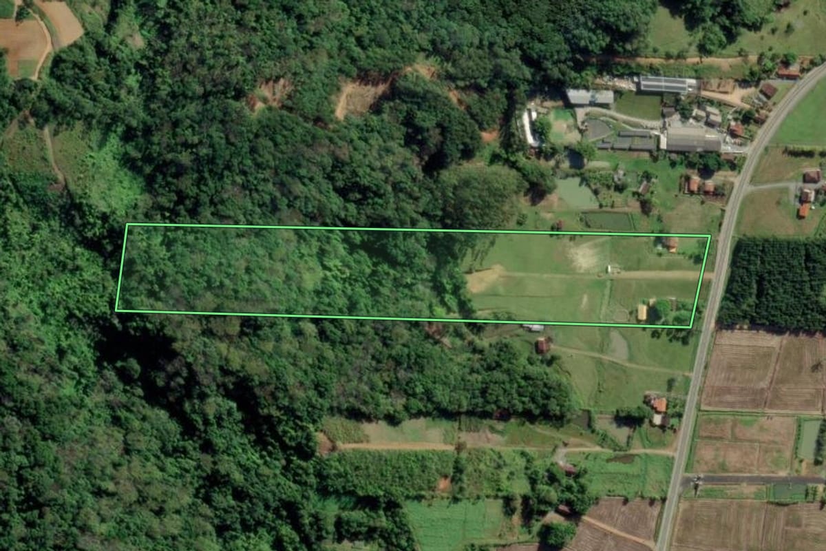 Imagem de satélite do imóvel rural em Timbó (SC), com o contorno declarado no CAR desenhado por cima.