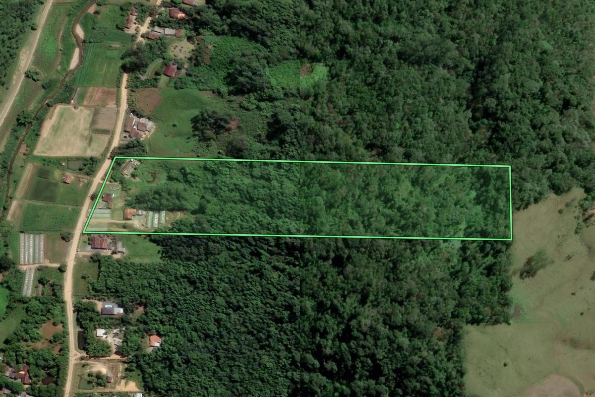 Imagem de satélite do imóvel rural em Timbó (SC), com o contorno declarado no CAR desenhado por cima.