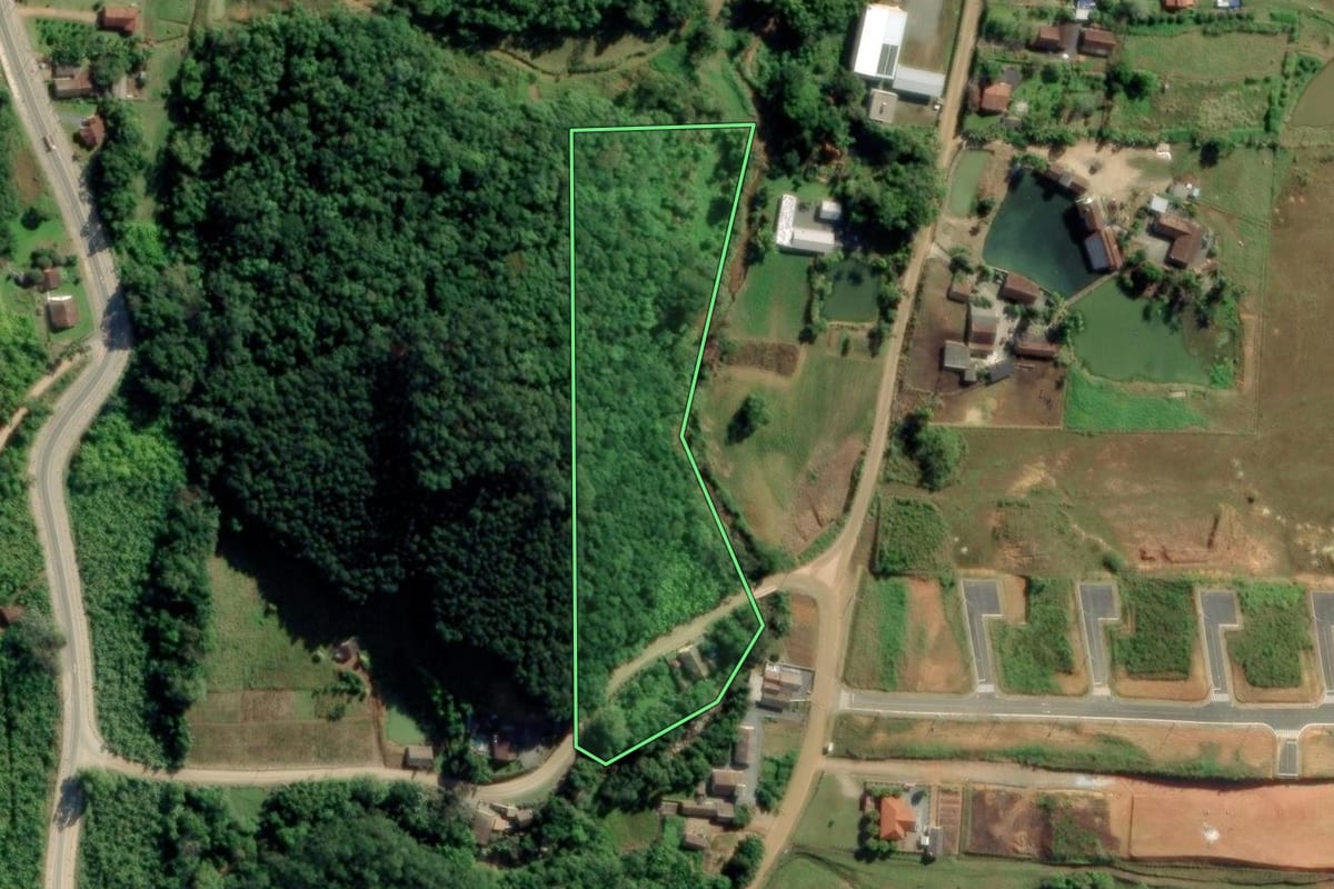 Imagem de satélite do imóvel rural em Timbó (SC), com o contorno declarado no CAR desenhado por cima.