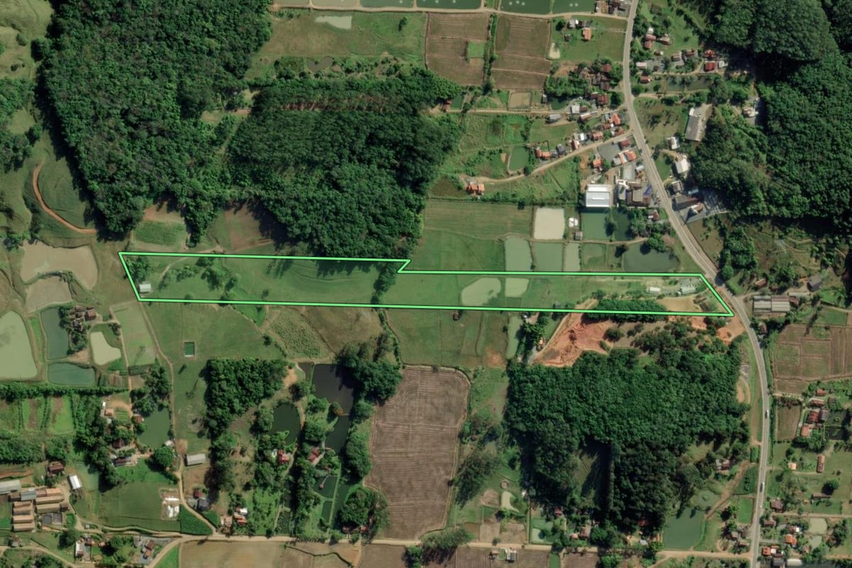 Imagem de satélite do imóvel rural em Timbó (SC), com o contorno declarado no CAR desenhado por cima.