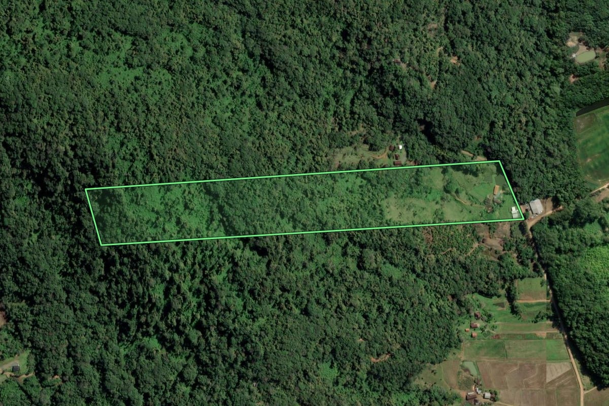 Imagem de satélite do imóvel rural em Timbó (SC), com o contorno declarado no CAR desenhado por cima.