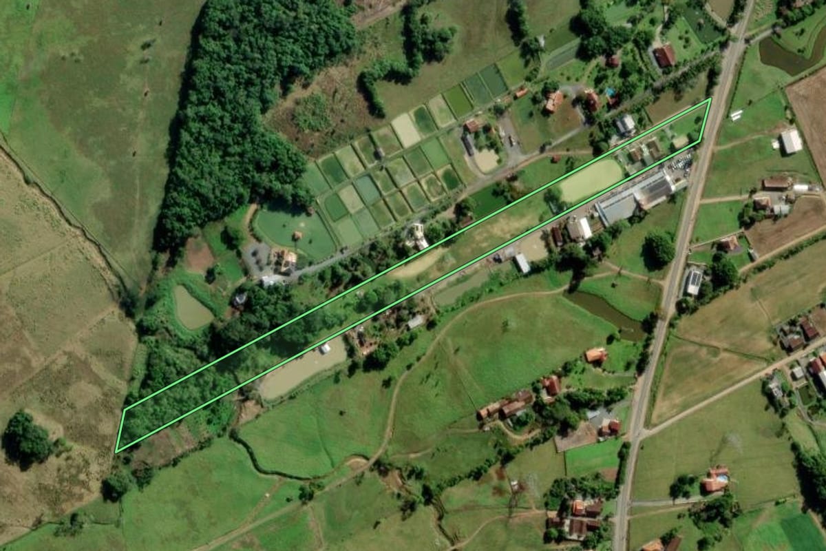 Imagem de satélite do imóvel rural em Timbó (SC), com o contorno declarado no CAR desenhado por cima.