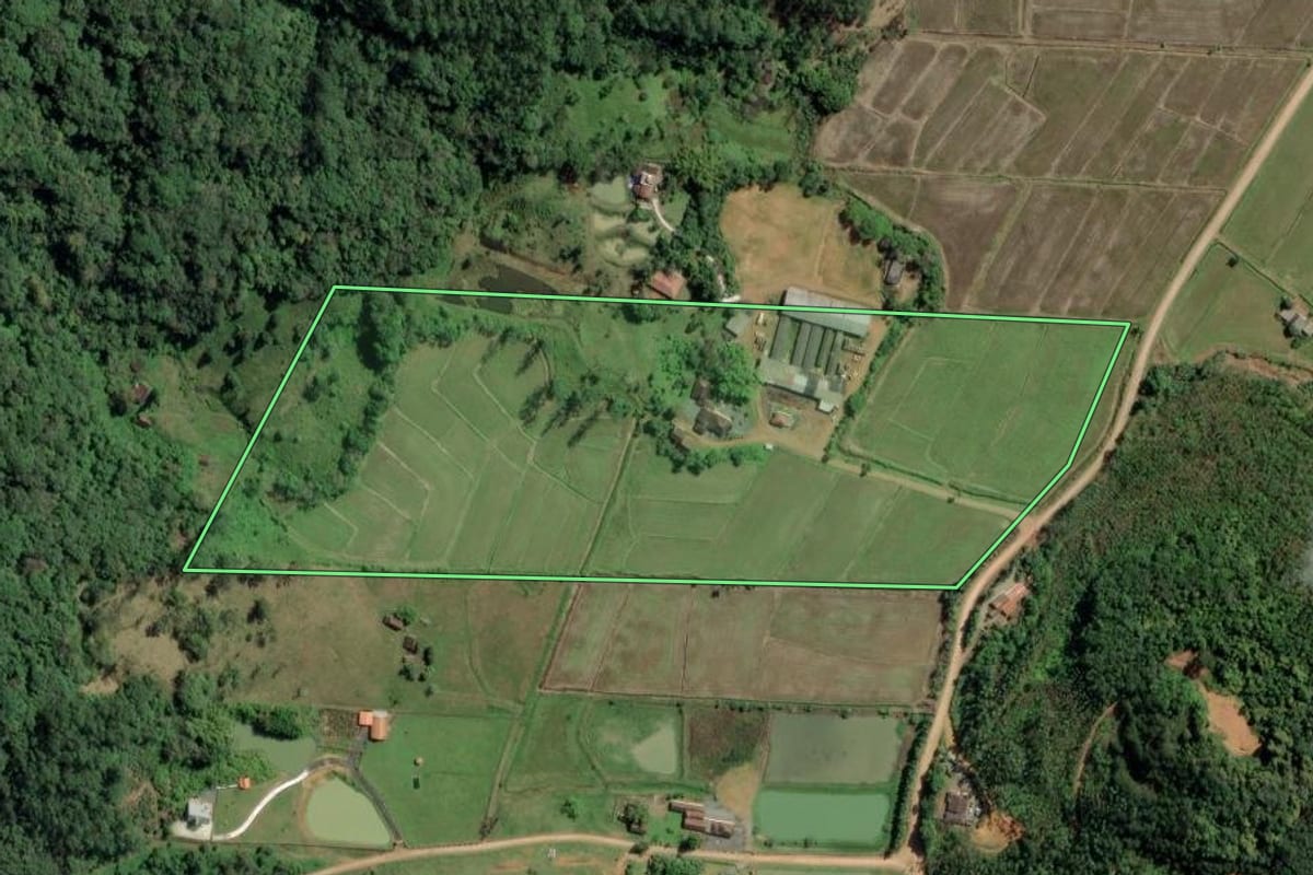 Imagem de satélite do imóvel rural em Timbó (SC), com o contorno declarado no CAR desenhado por cima.