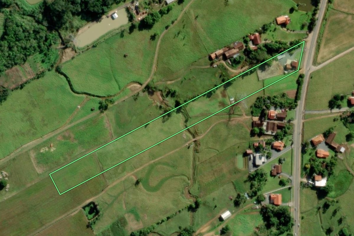 Imagem de satélite do imóvel rural em Timbó (SC), com o contorno declarado no CAR desenhado por cima.