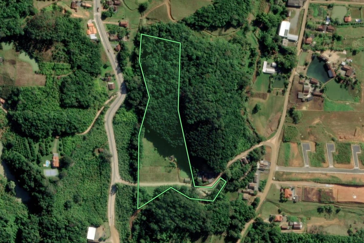 Imagem de satélite do imóvel rural em Timbó (SC), com o contorno declarado no CAR desenhado por cima.