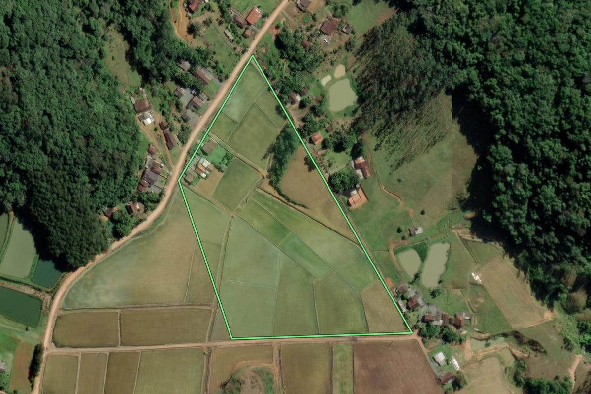 Imagem de satélite do imóvel rural em Timbó (SC), com o contorno declarado no CAR desenhado por cima.