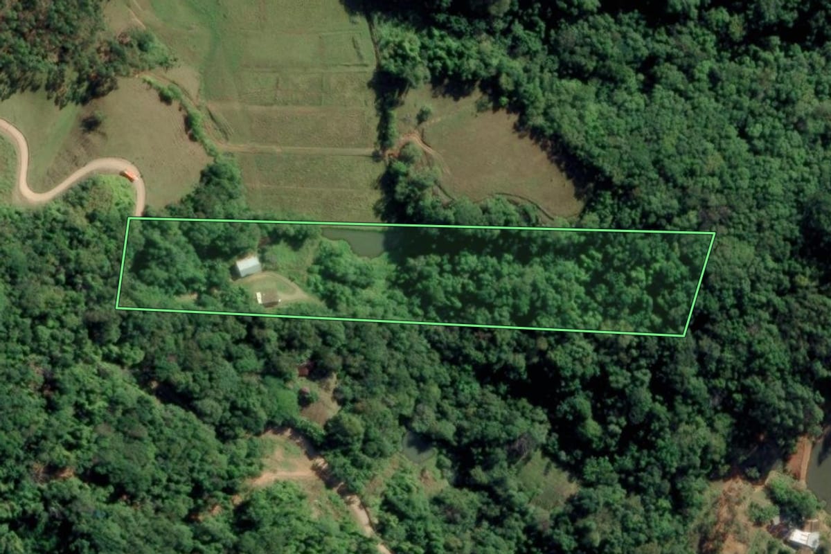 Imagem de satélite do imóvel rural em Timbó (SC), com o contorno declarado no CAR desenhado por cima.