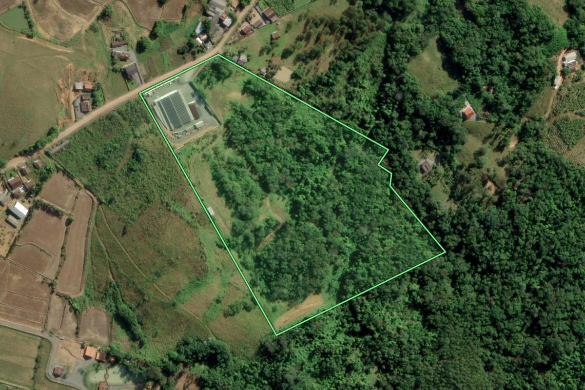 Imagem de satélite do imóvel rural em Timbó (SC), com o contorno declarado no CAR desenhado por cima.