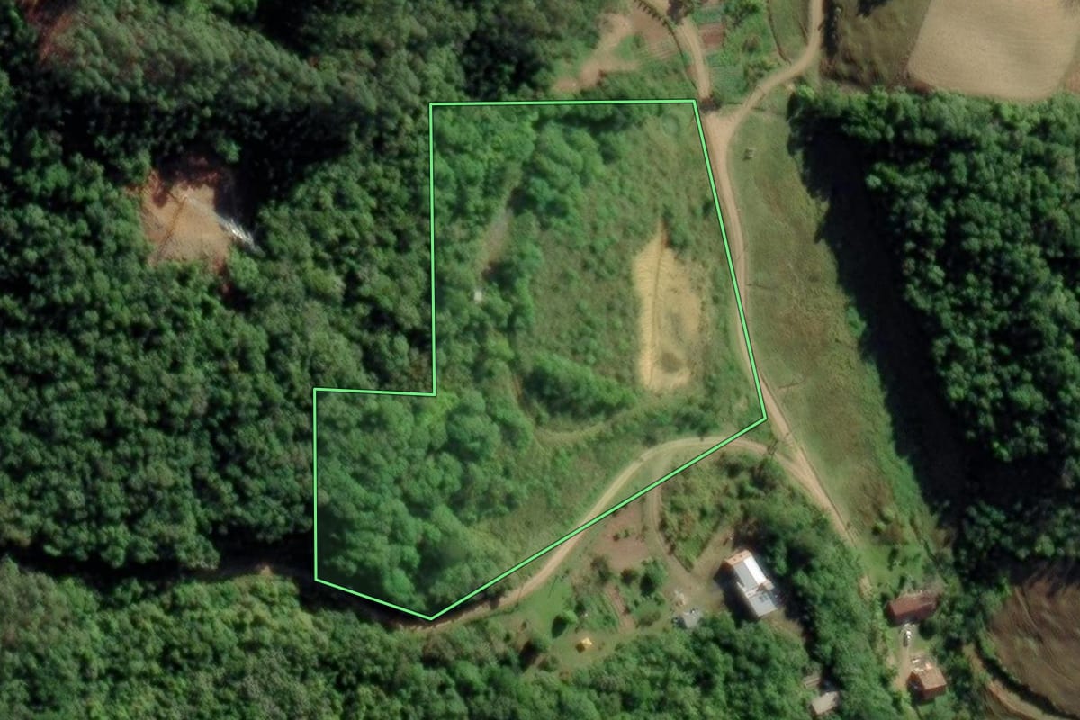 Imagem de satélite do imóvel rural em Timbó (SC), com o contorno declarado no CAR desenhado por cima.