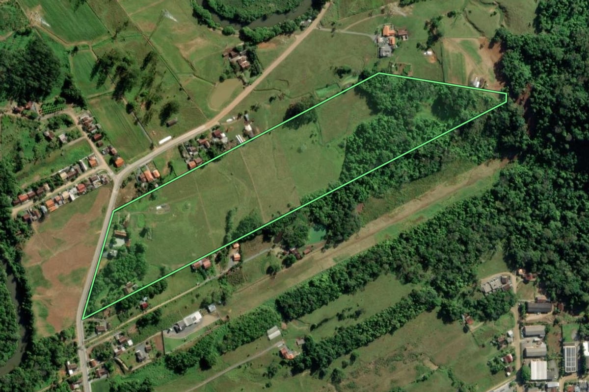 Imagem de satélite do imóvel rural em Timbó (SC), com o contorno declarado no CAR desenhado por cima.