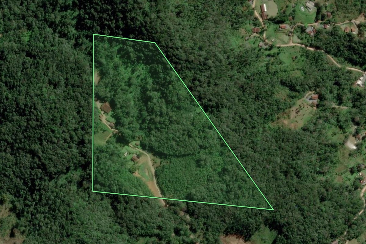 Imagem de satélite do imóvel rural em Timbó (SC), com o contorno declarado no CAR desenhado por cima.