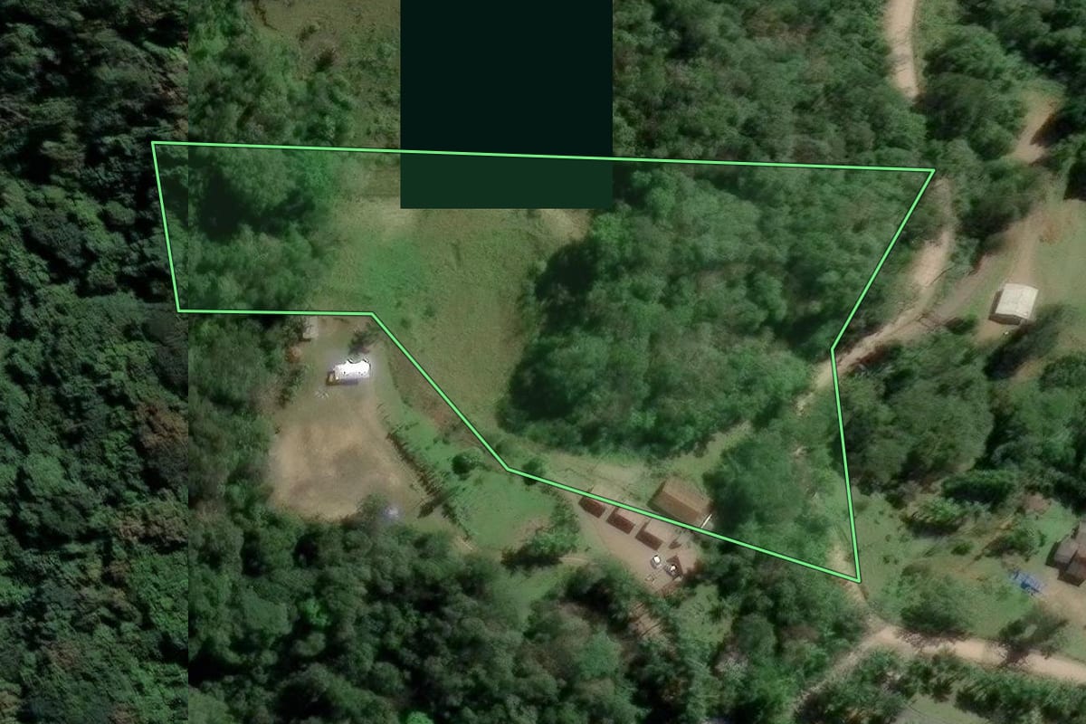 Imagem de satélite do imóvel rural em Timbó (SC), com o contorno declarado no CAR desenhado por cima.