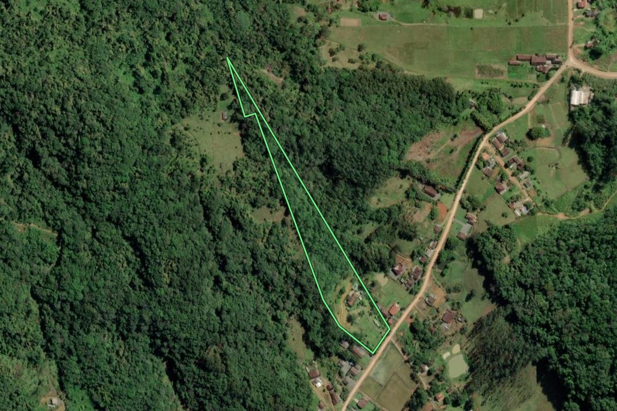 Imagem de satélite do imóvel rural em Timbó (SC), com o contorno declarado no CAR desenhado por cima.