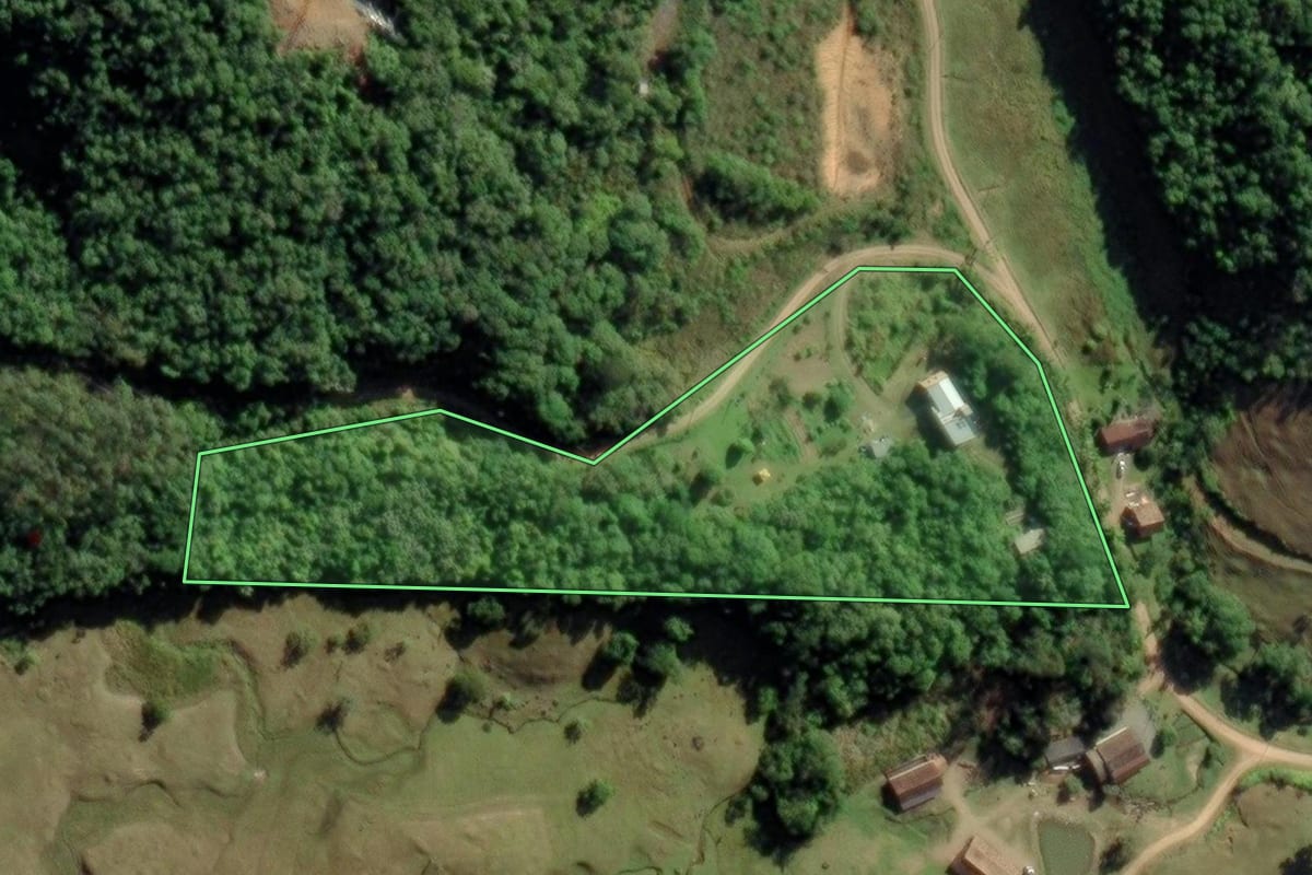 Imagem de satélite do imóvel rural em Timbó (SC), com o contorno declarado no CAR desenhado por cima.