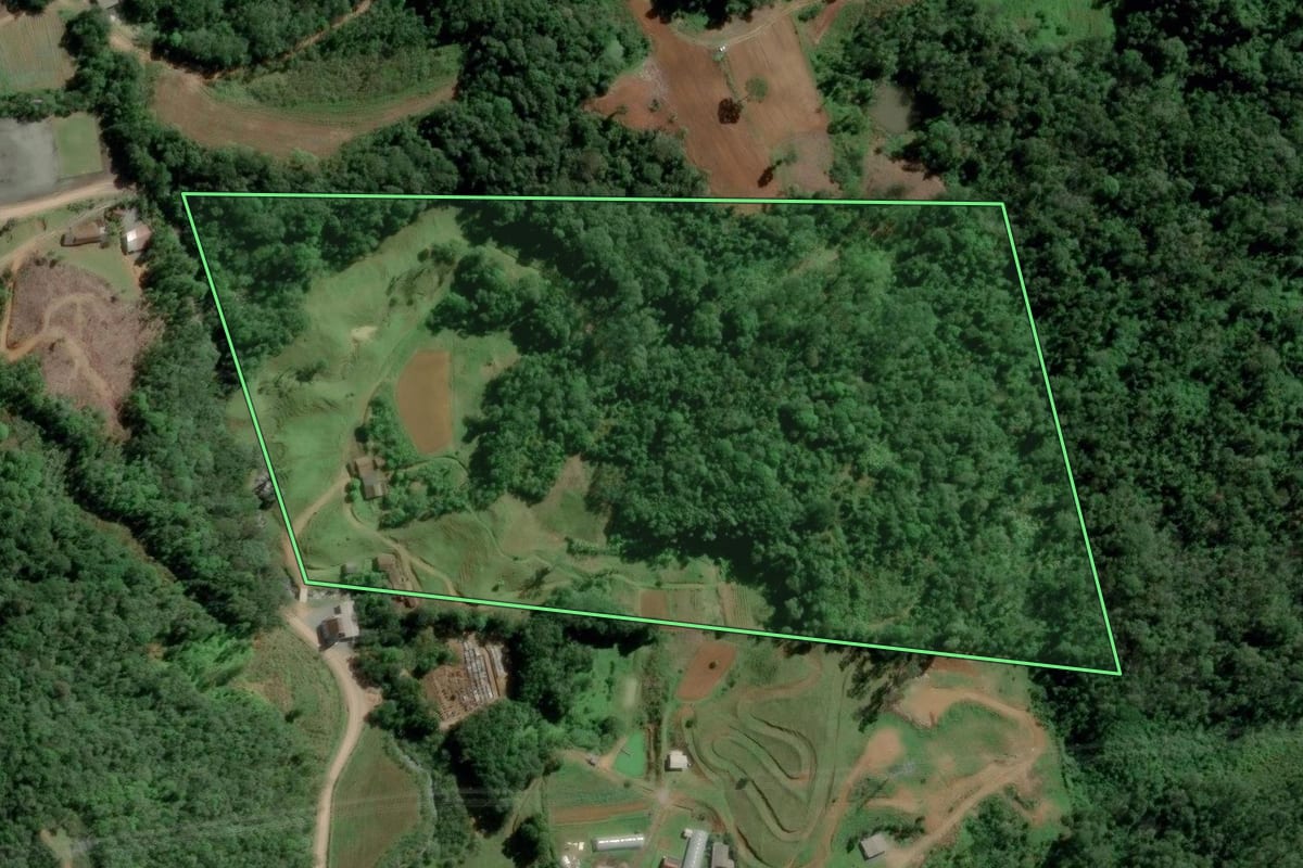 Imagem de satélite do imóvel rural em Timbó (SC), com o contorno declarado no CAR desenhado por cima.
