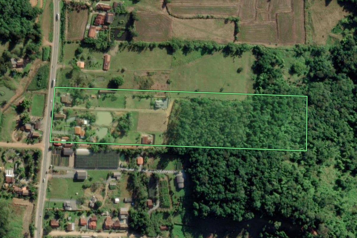 Imagem de satélite do imóvel rural em Timbó (SC), com o contorno declarado no CAR desenhado por cima.