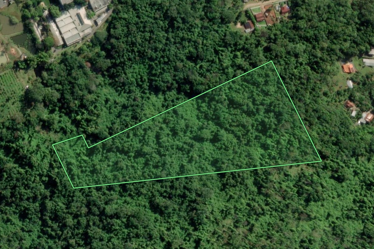 Imagem de satélite do imóvel rural em Timbó (SC), com o contorno declarado no CAR desenhado por cima.