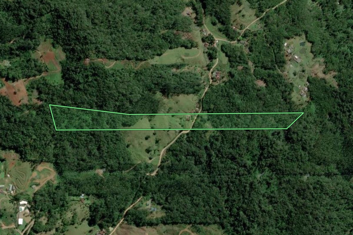 Imagem de satélite do imóvel rural em Timbó (SC), com o contorno declarado no CAR desenhado por cima.