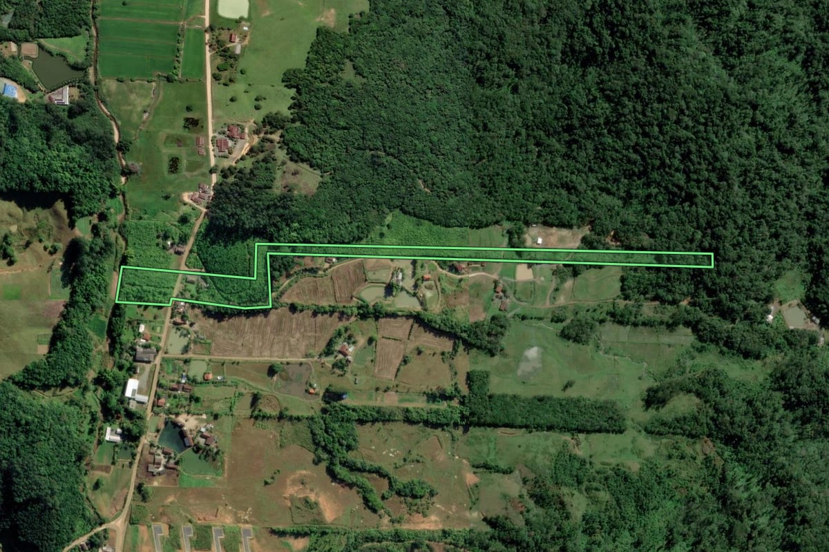 Imagem de satélite do imóvel rural em Timbó (SC), com o contorno declarado no CAR desenhado por cima.