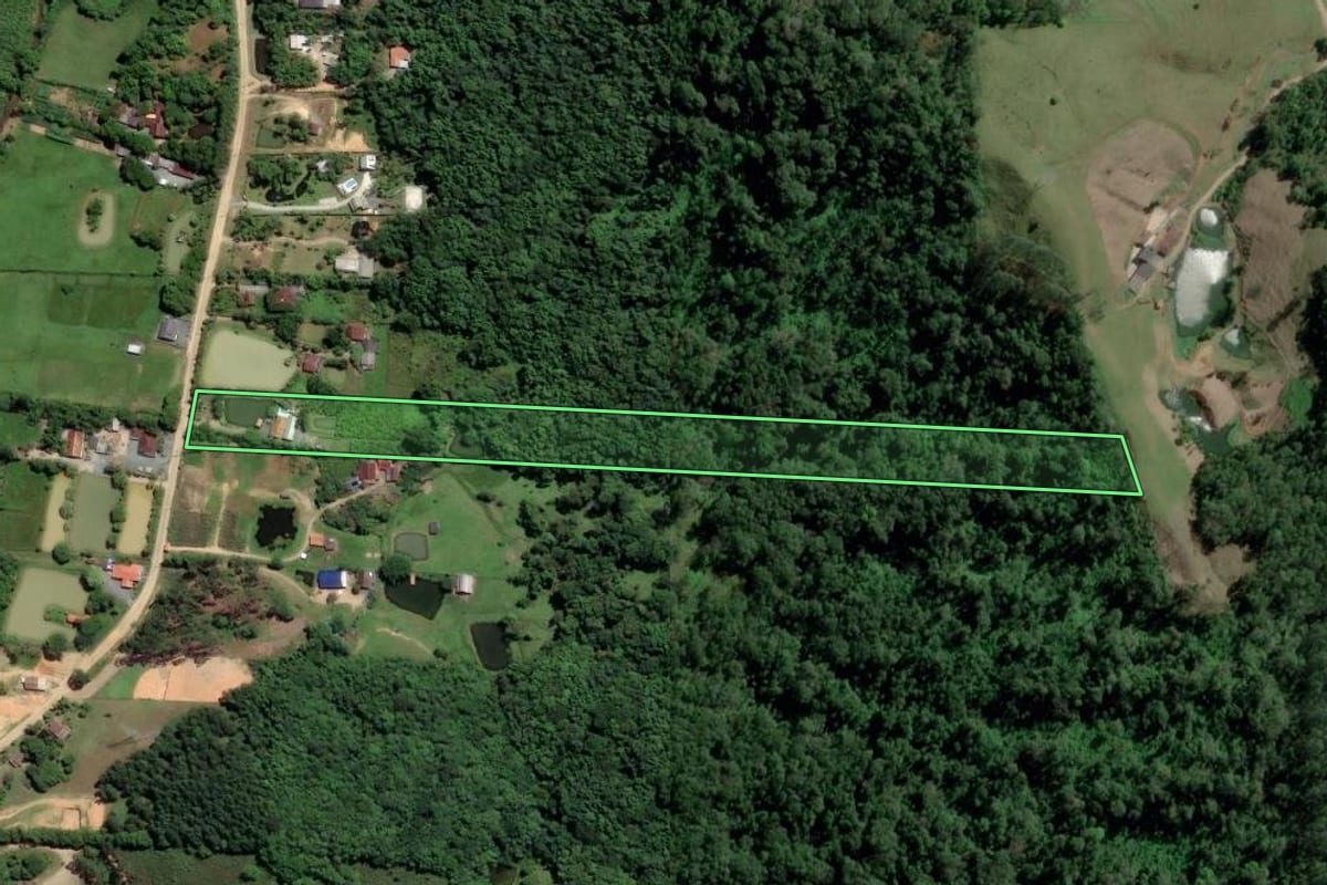 Imagem de satélite do imóvel rural em Timbó (SC), com o contorno declarado no CAR desenhado por cima.