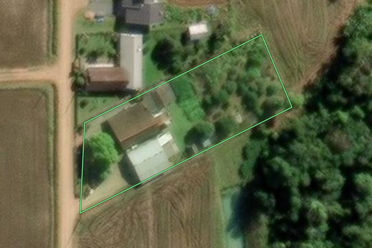 Imagem de satélite do imóvel rural em Timbó (SC), com o contorno declarado no CAR desenhado por cima.