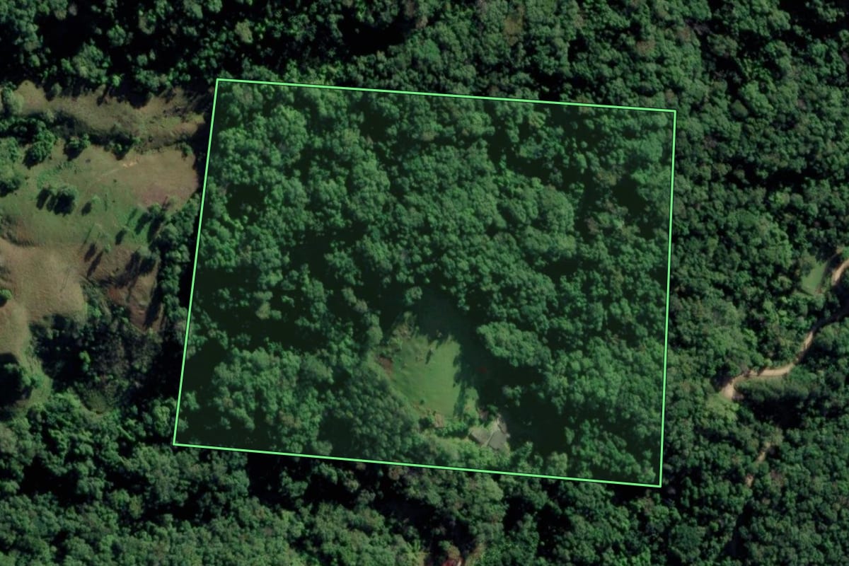 Imagem de satélite do imóvel rural em Timbó (SC), com o contorno declarado no CAR desenhado por cima.