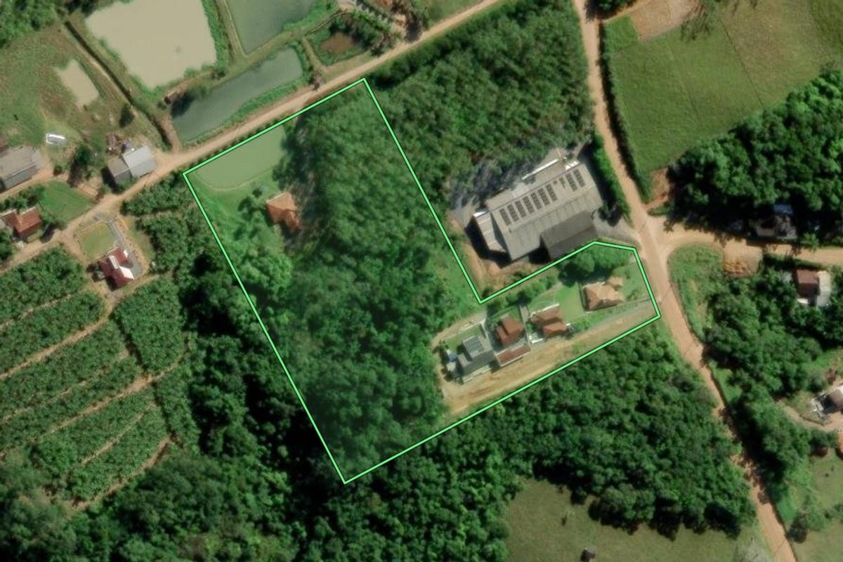 Imagem de satélite do imóvel rural em Timbó (SC), com o contorno declarado no CAR desenhado por cima.