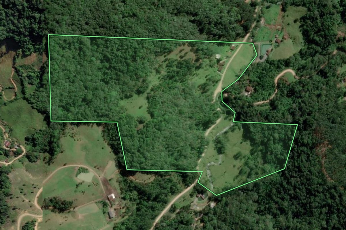 Imagem de satélite do imóvel rural em Timbó (SC), com o contorno declarado no CAR desenhado por cima.