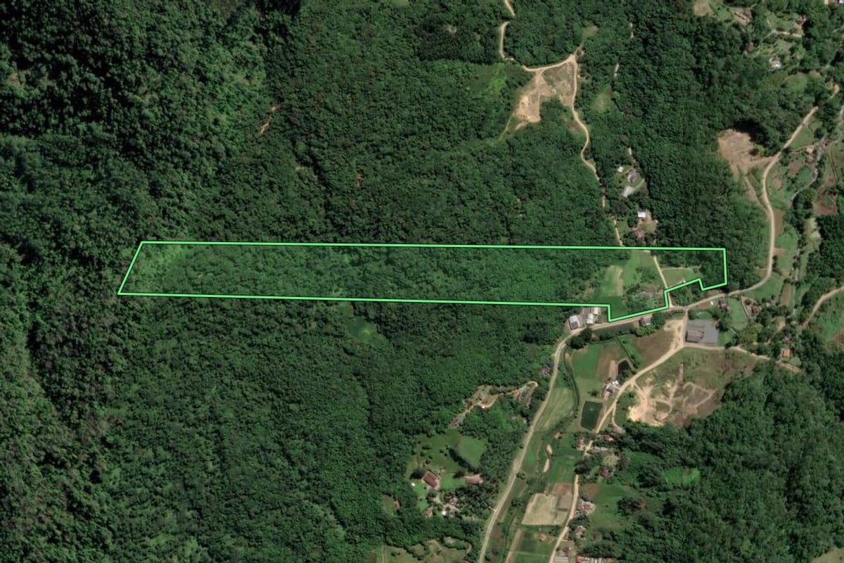 Imagem de satélite do imóvel rural em Timbó (SC), com o contorno declarado no CAR desenhado por cima.