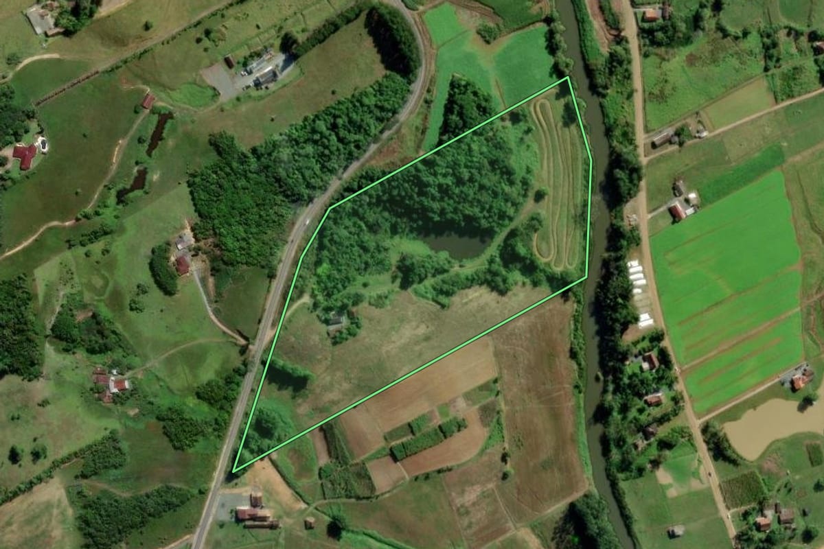 Imagem de satélite do imóvel rural em Timbó (SC), com o contorno declarado no CAR desenhado por cima.