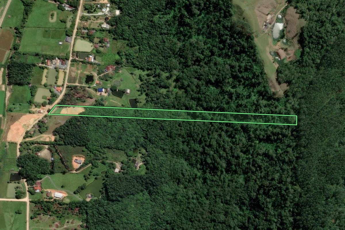 Imagem de satélite do imóvel rural em Timbó (SC), com o contorno declarado no CAR desenhado por cima.