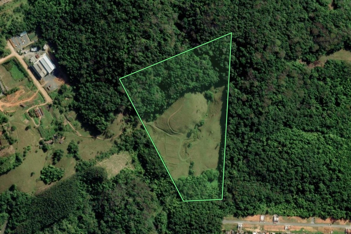 Imagem de satélite do imóvel rural em Timbó (SC), com o contorno declarado no CAR desenhado por cima.