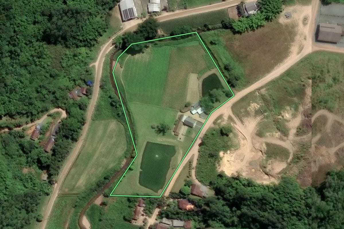 Imagem de satélite do imóvel rural em Timbó (SC), com o contorno declarado no CAR desenhado por cima.