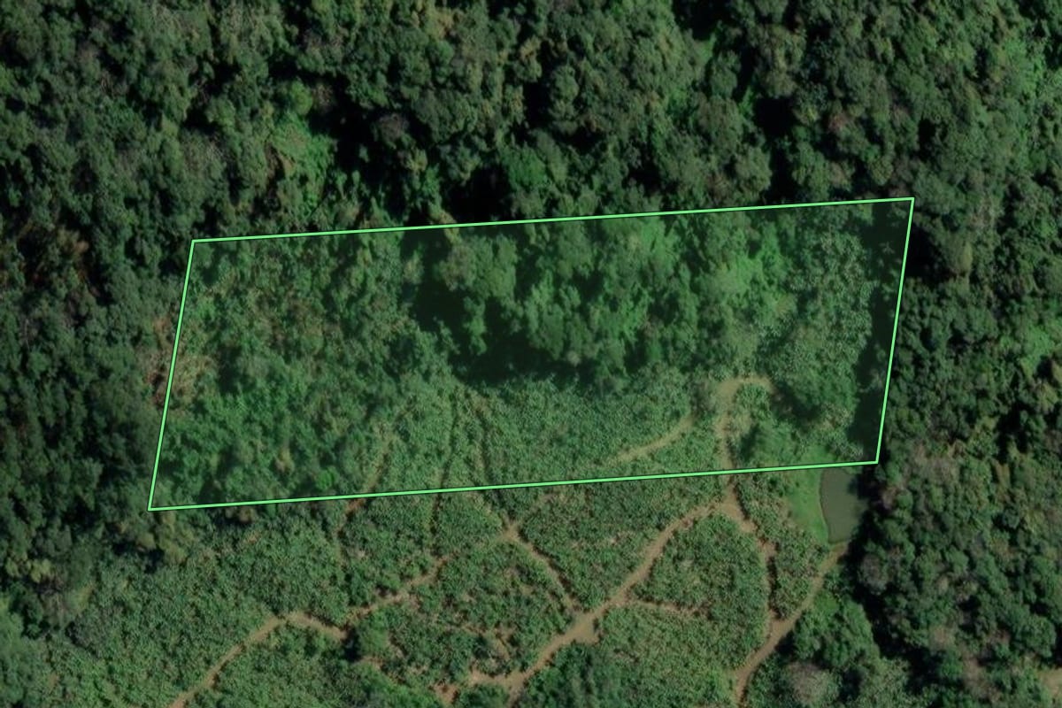 Imagem de satélite do imóvel rural em Timbó (SC), com o contorno declarado no CAR desenhado por cima.