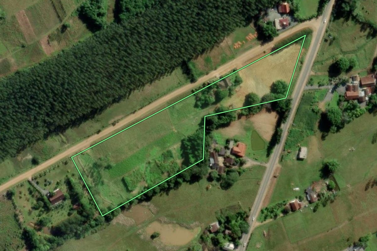 Imagem de satélite do imóvel rural em Timbó (SC), com o contorno declarado no CAR desenhado por cima.
