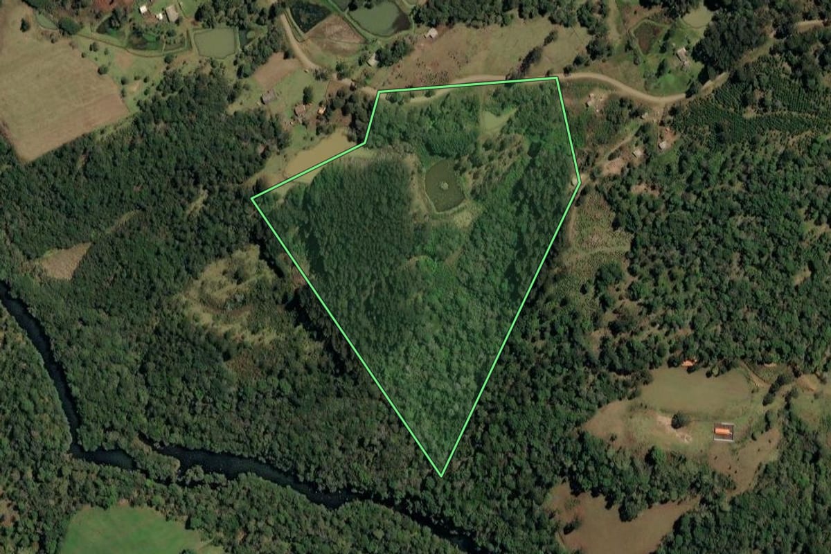 Imagem de satélite do imóvel rural em Timbó Grande (SC), com o contorno declarado no CAR desenhado por cima.