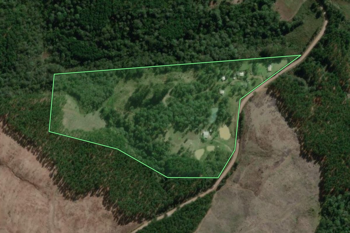 Imagem de satélite do imóvel rural em Timbó Grande (SC), com o contorno declarado no CAR desenhado por cima.